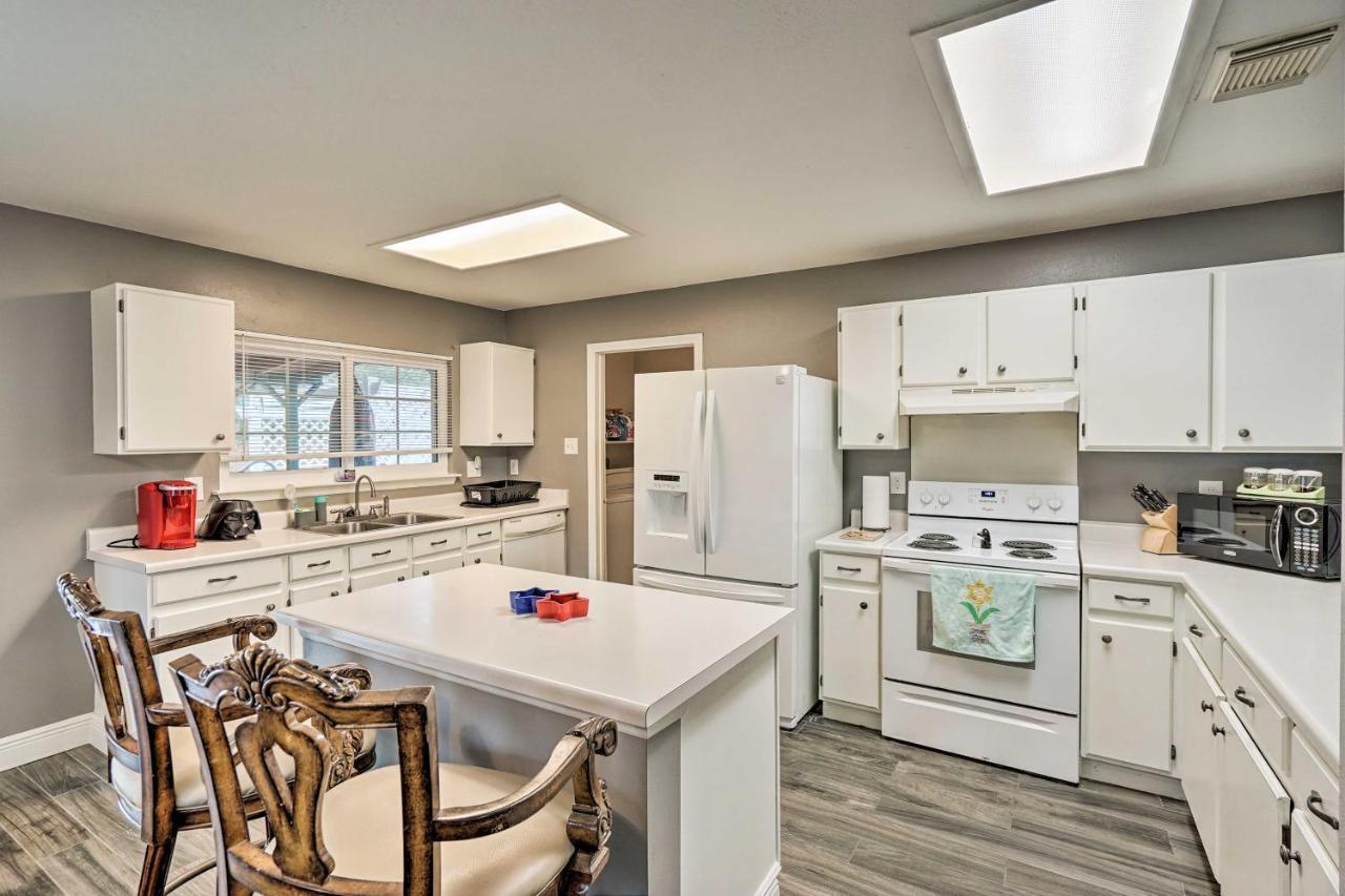 Dog-friendly Texas Retreat With Hot Tub, Patio And Bar San Antonio