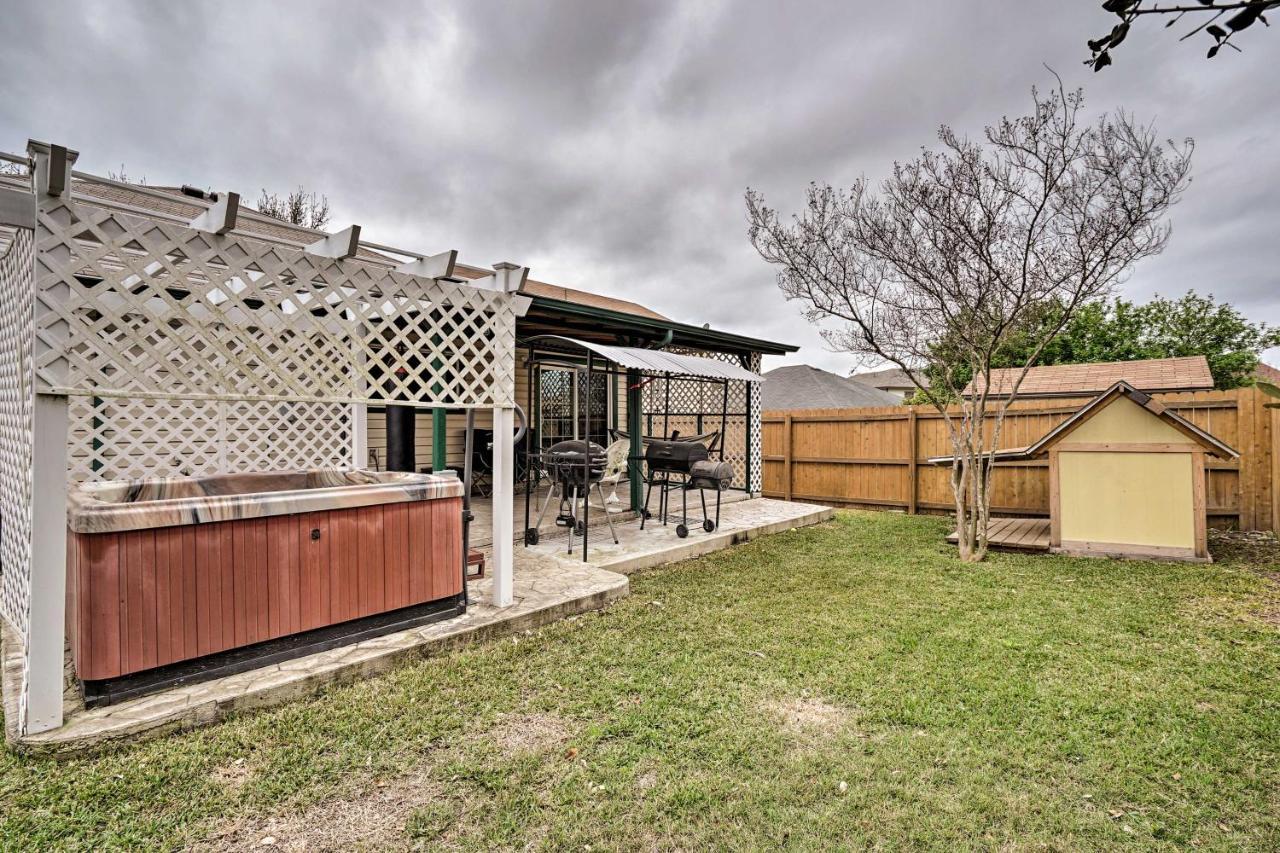 Dog-friendly Texas Retreat With Hot Tub, Patio And Bar *